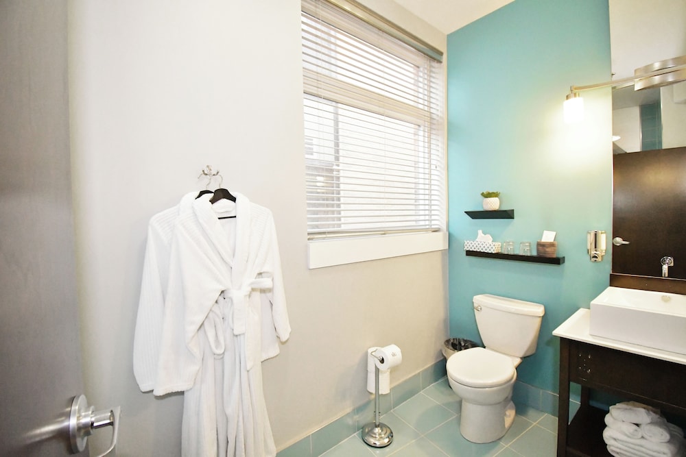 Premier Room, 1 King Bed, Bathtub photo 2
