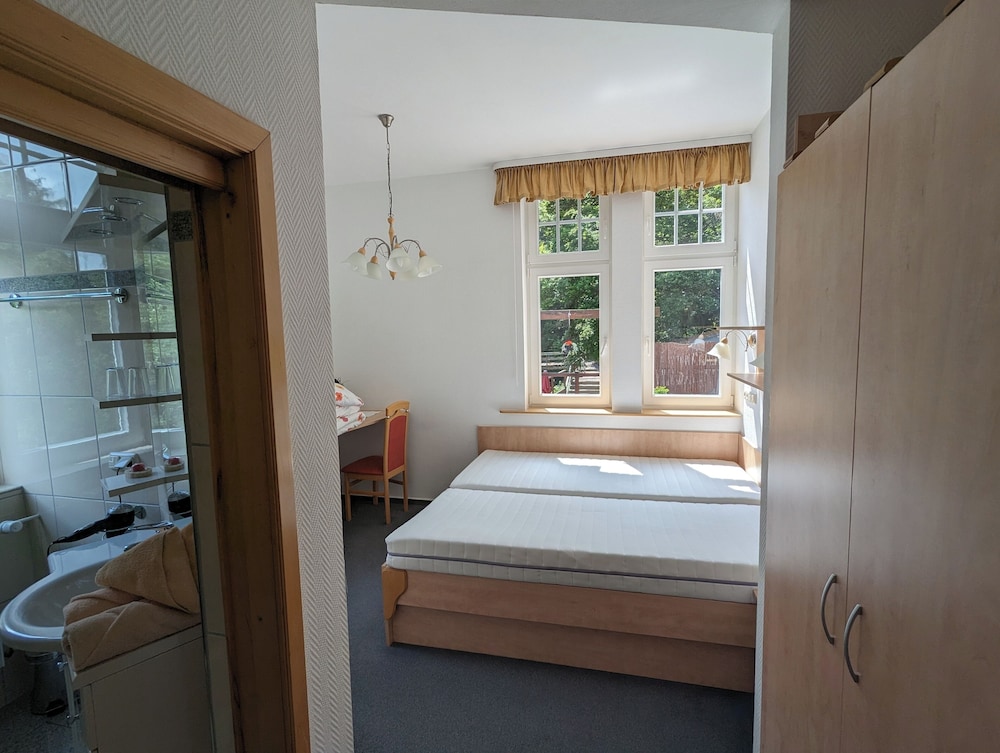 Basic Double Room photo 2