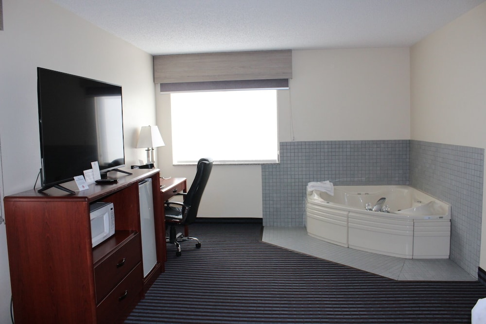 Deluxe Room,1 King Bed, Non Smoking, Hot Tub (East Building)