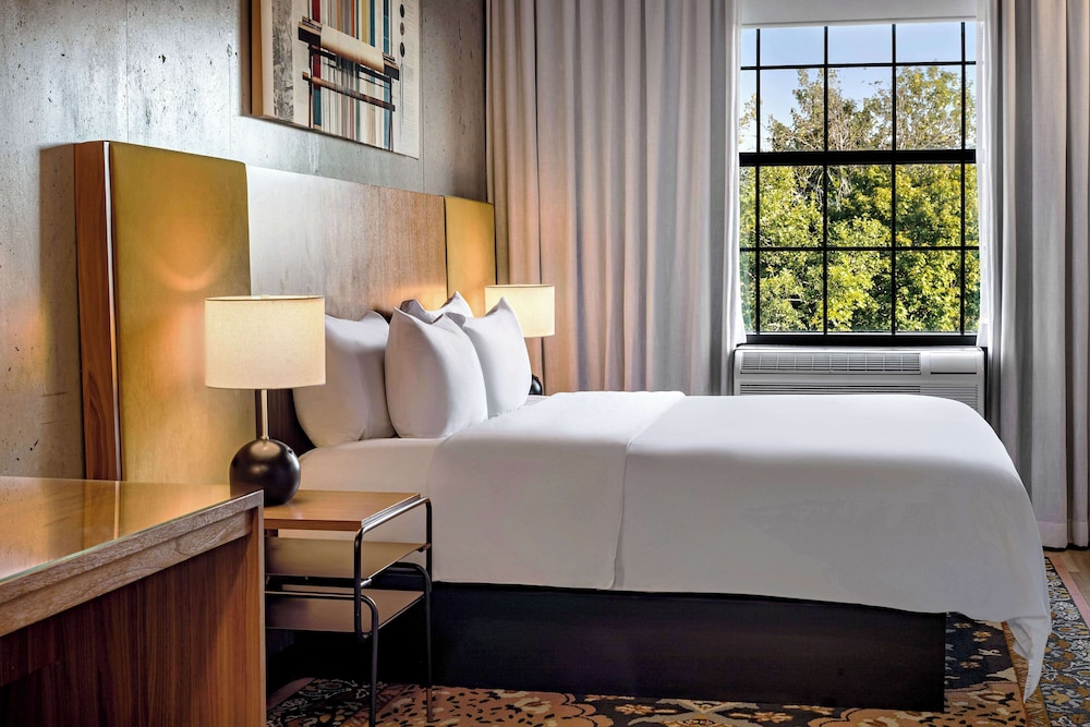Room, 1 King Bed, River View - Photo 4