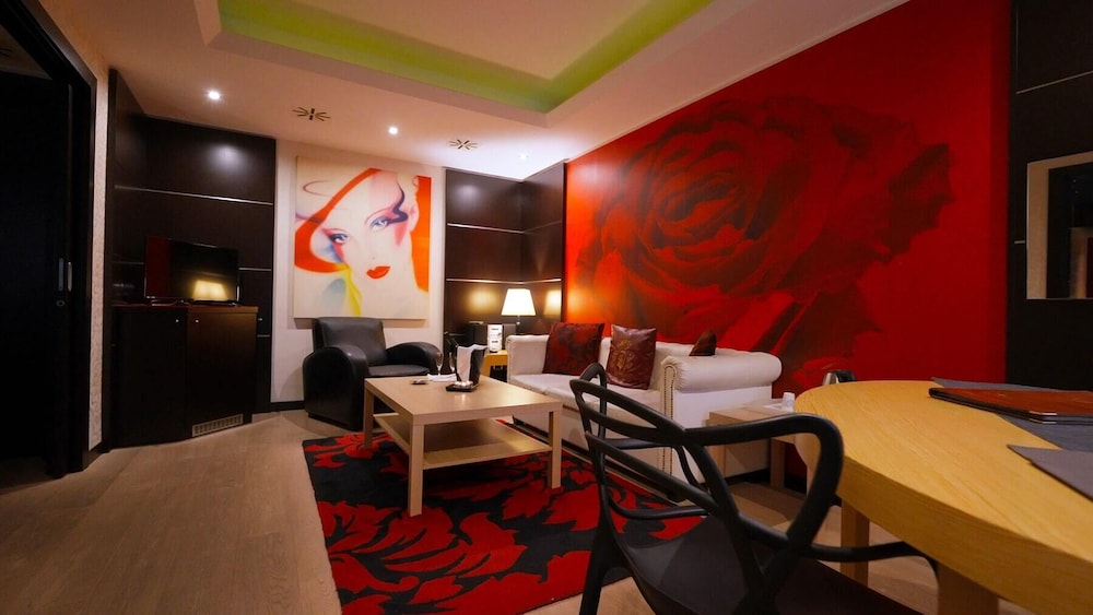 Suite, Hot Tub - Photo 3