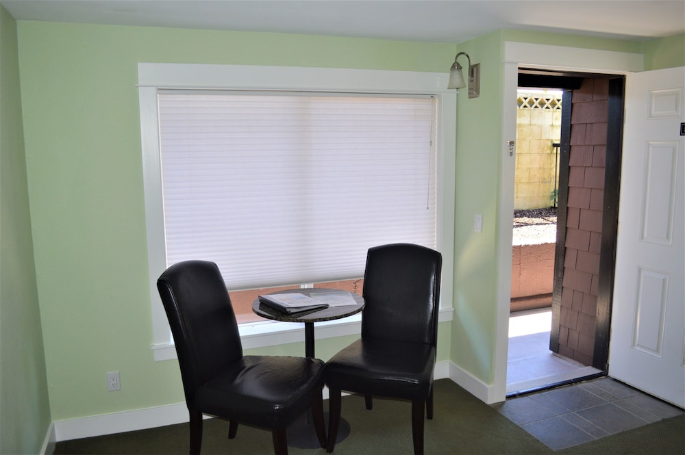 Room, 1 King Bed (Surfside) photo 3
