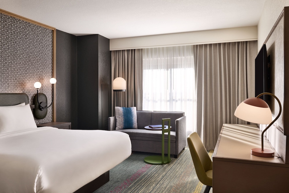 Premium Room, 1 King Bed (Mobility Accessible, Roll-in Shower) - Photo 3
