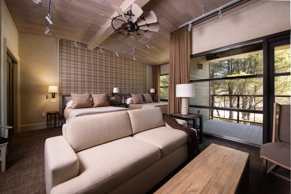 Junior Studio Suite, 2 Queen Beds, Mobility Accessible, Patio photo 2