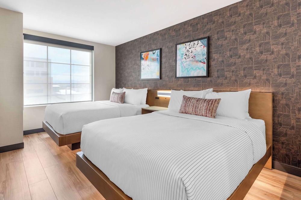 Room, 2 Queen Beds, Roll-in Shower, Non Smoking