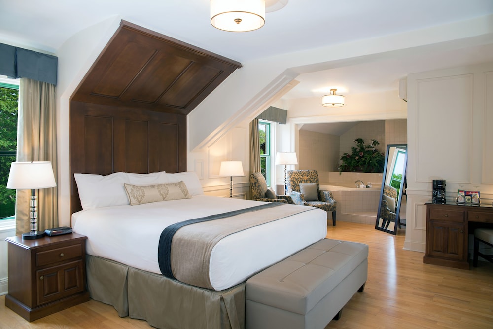 Signature Suite with King Bed - Photo 1