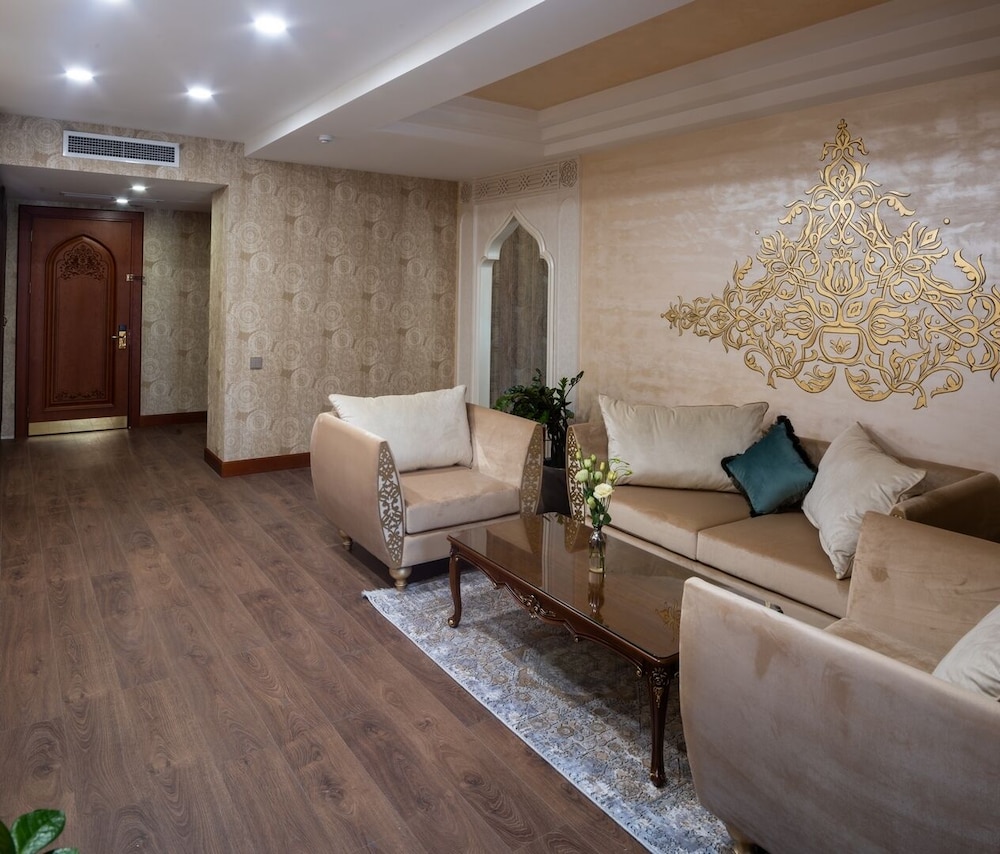 Premium Suite - Photo 9
