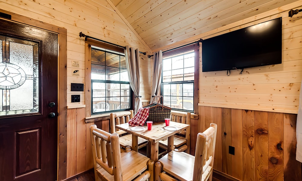 Family Cabin, 1 Bedroom photo 2