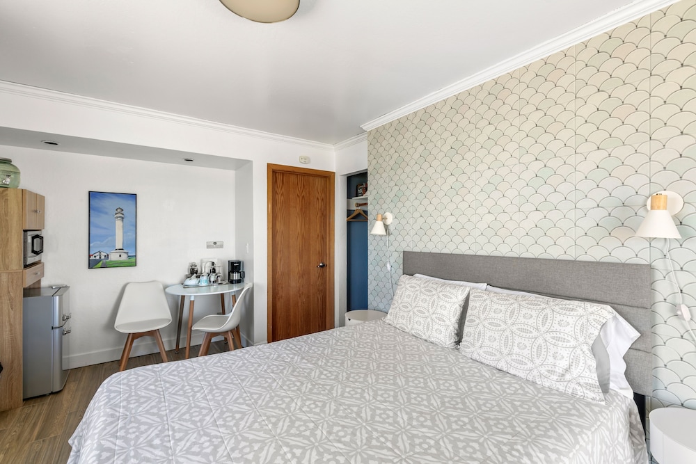Romantic Room, 1 Queen Bed, Fireplace, Ocean View (No Pets Allowed) photo 2