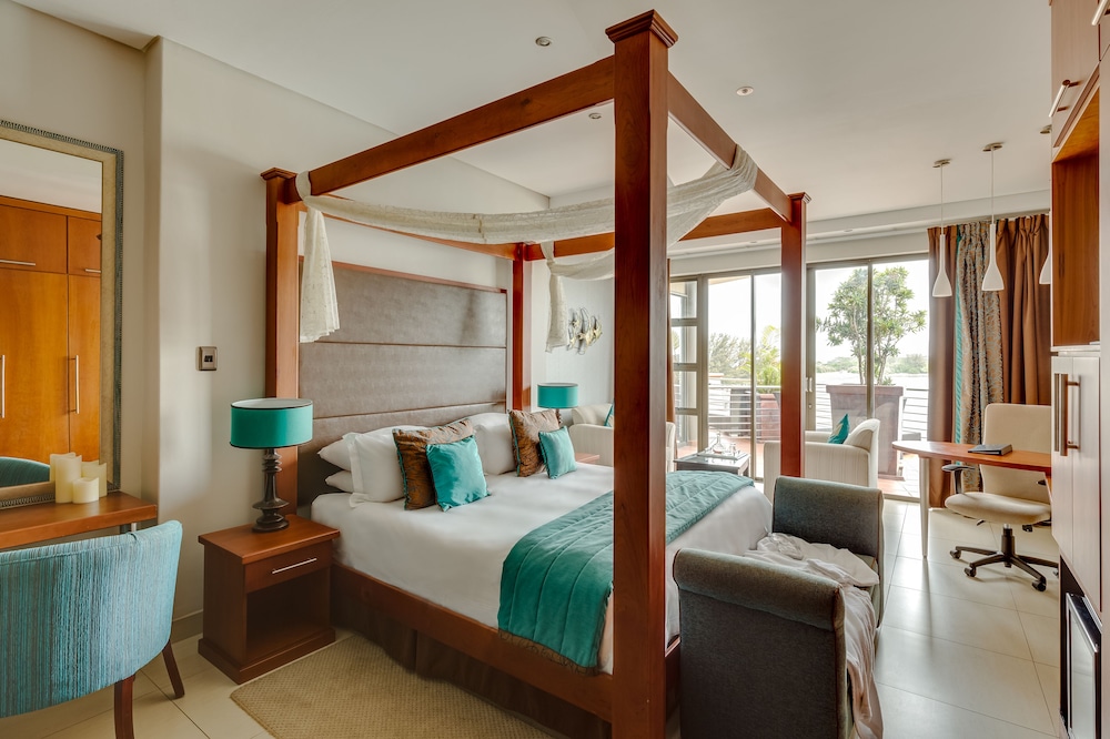 Deluxe Suite, 1 King Bed - Photo 1