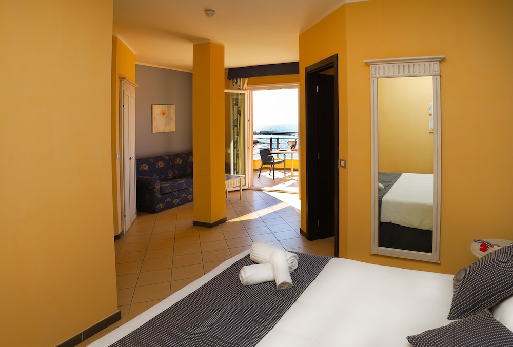 Junior Suite, Jetted Tub, Sea View - Photo 5