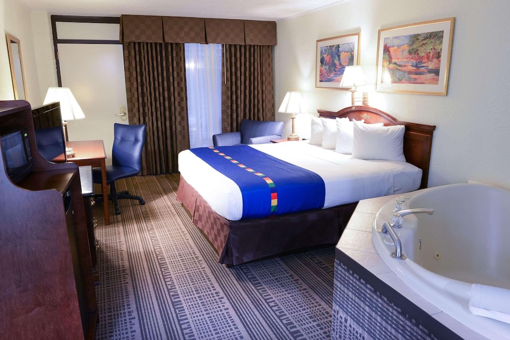 Suite, 1 King Bed, Non Smoking, Jetted Tub photo 2