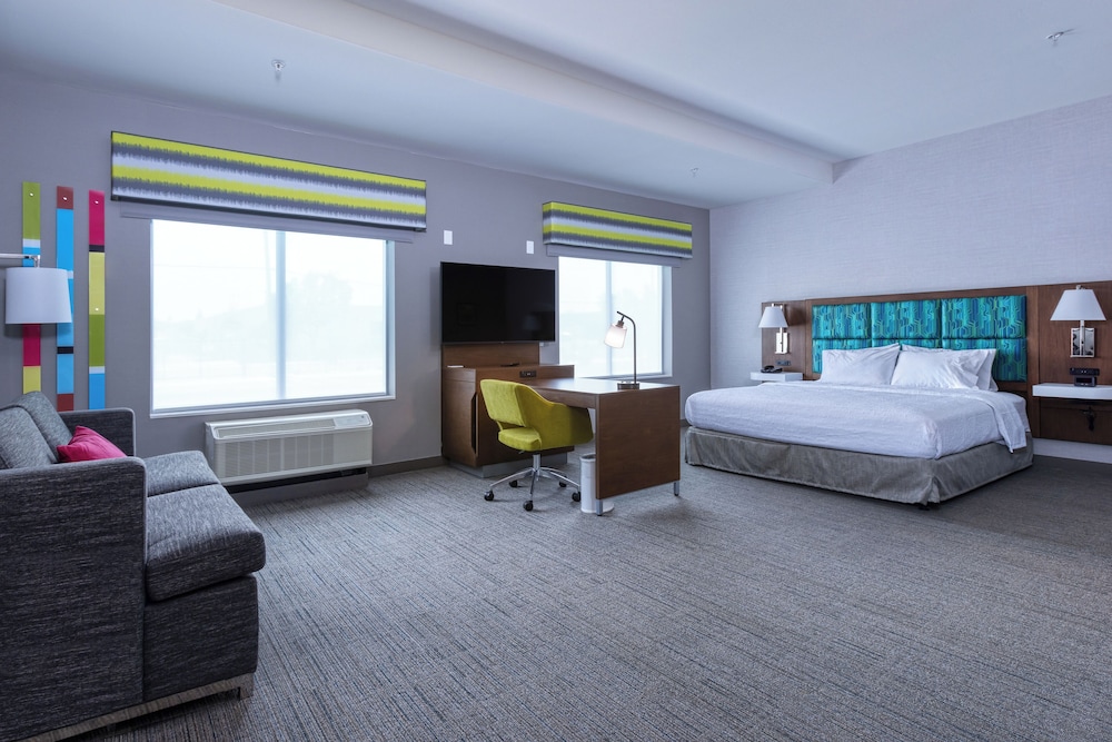 Studio, 1 King Bed, Accessible (Mobility & Hearing, Roll-in Shower) - Photo 5