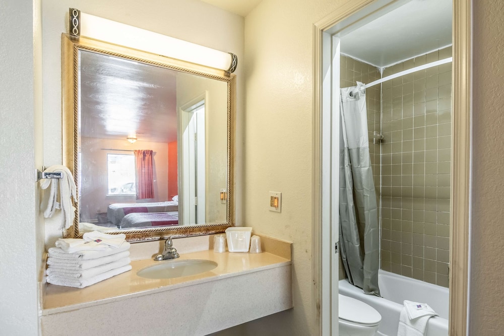 Deluxe Room, 2 Double Beds, Non Smoking, Refrigerator & Microwave - Photo 7