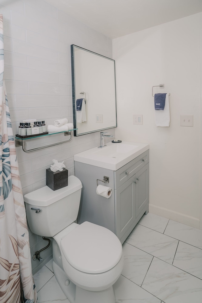 Deluxe Room, 2 Queen Beds, Partial Ocean View, photo 6