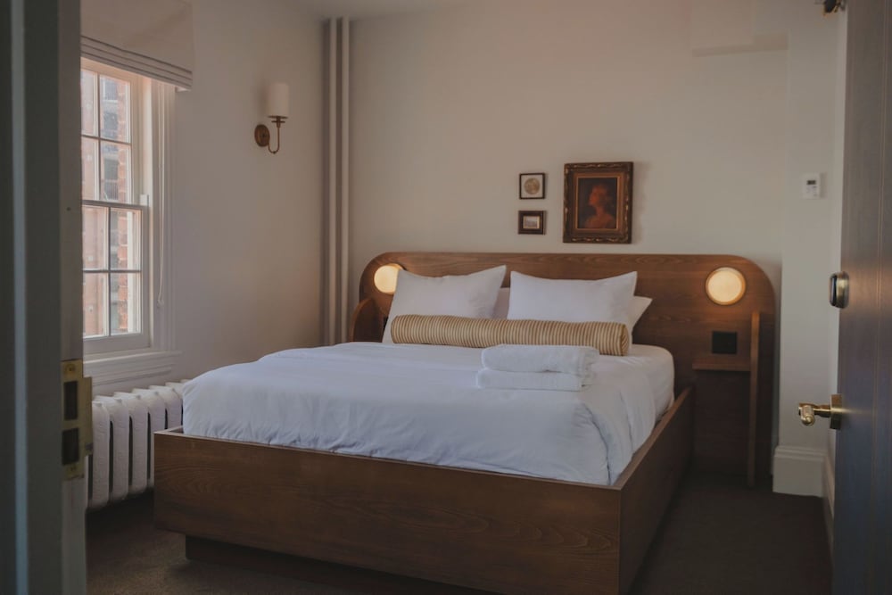 Basic Room, 1 Queen Bed