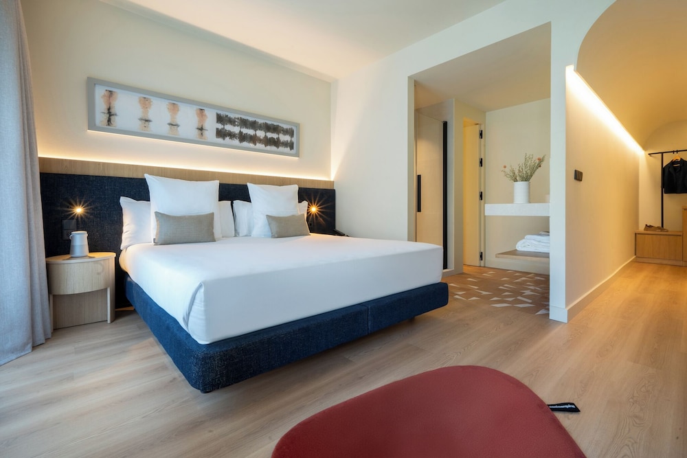 Deluxe Room, Balcony thumbnail 6