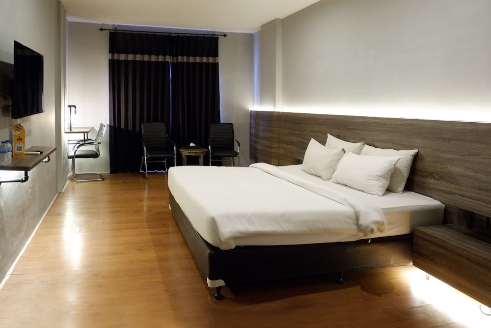 Executive Room - Photo 5