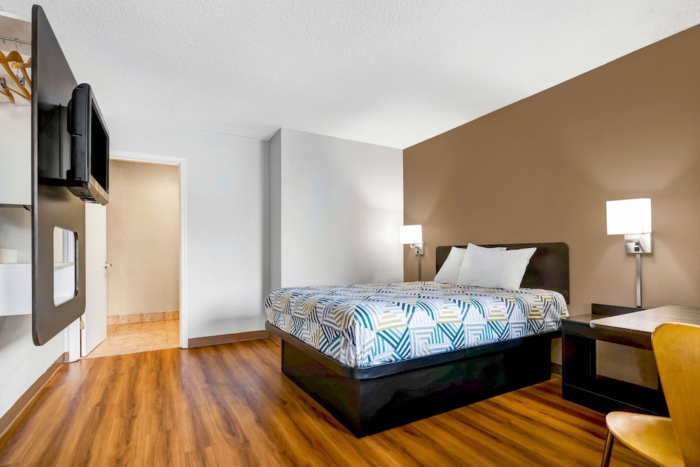 Standard Room, 1 Queen Bed, Non Smoking, Refrigerator & Microwave - Photo 2