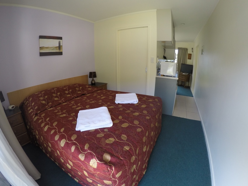 Basic Double Room, 1 Queen Bed, Kitchen, Mountainside photo 1