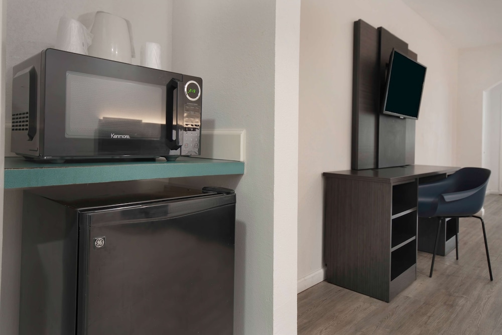 Standard Room, 1 King Bed, Non Smoking, Refrigerator & Microwave - Photo 3