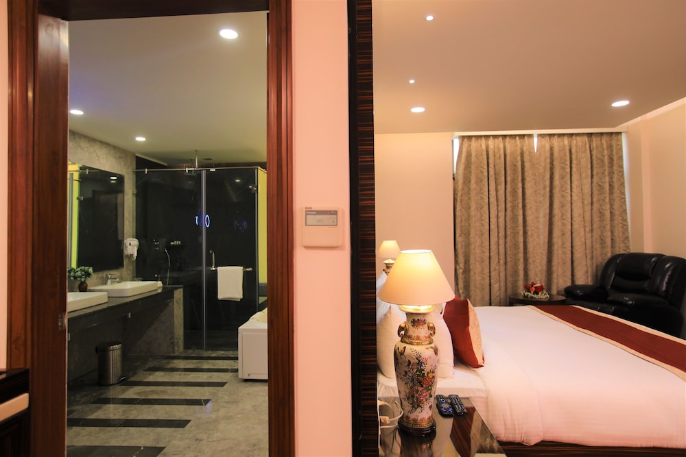 Premium Studio Suite, 1 King Bed, Accessible photo 3