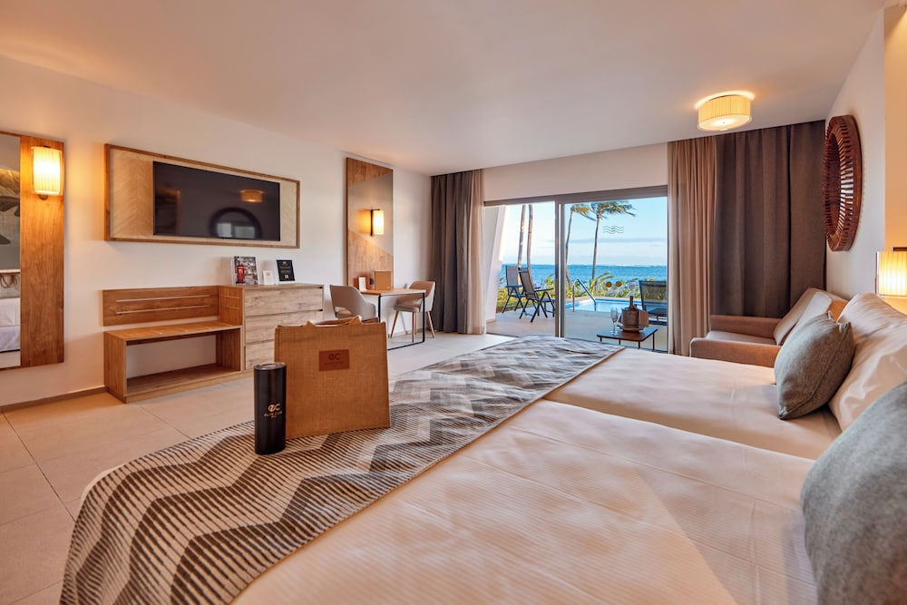 Junior Suite (Swim Up, Elite Club, B2C)