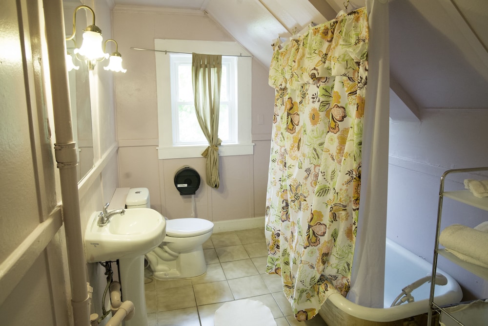Single Room, Bathtub, Shared Bathroom (Safari) photo 2