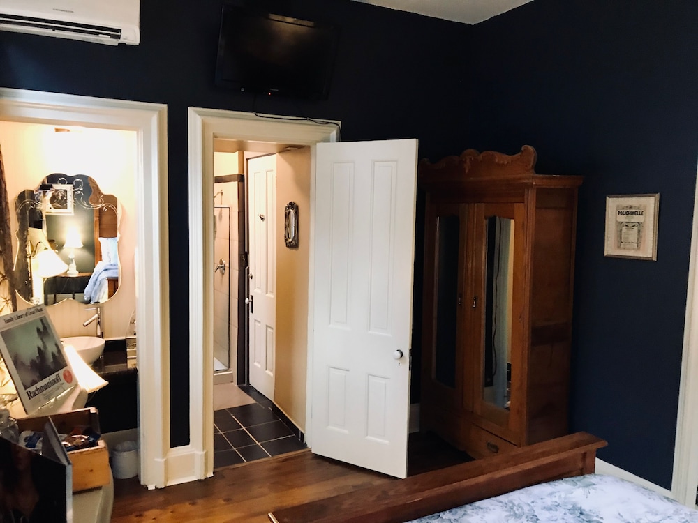 Deluxe Room, 1 Queen Bed, Non Smoking, Refrigerator (Rachmaninoff) photo 3