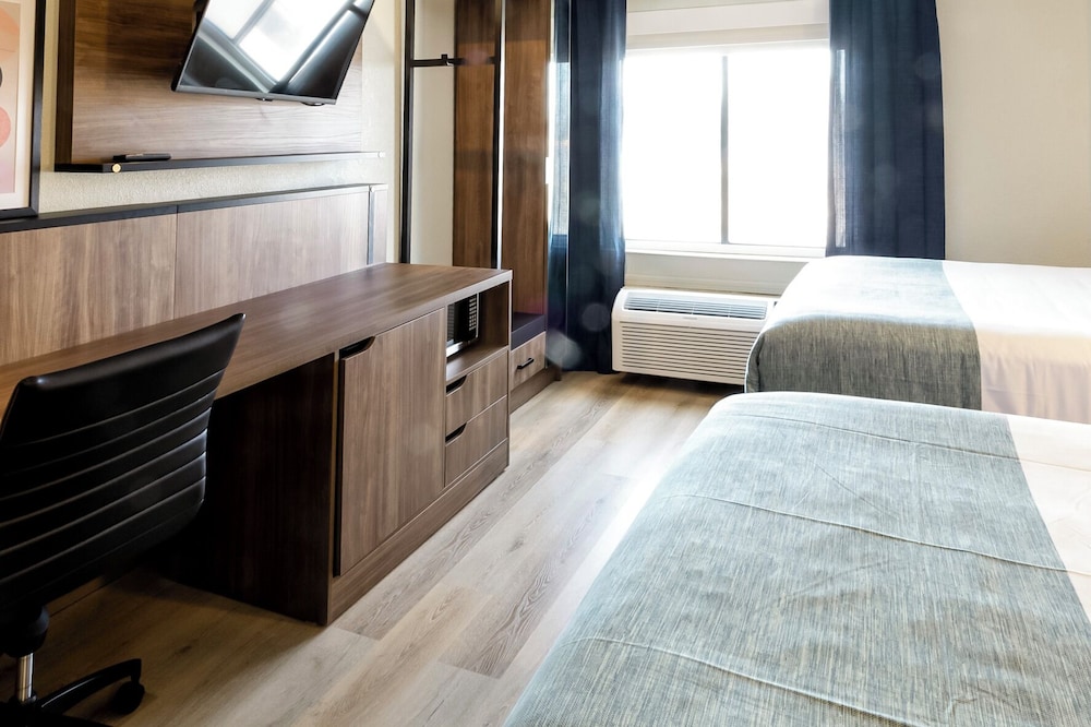 Room, 1 King Bed, Non Smoking - Photo 9