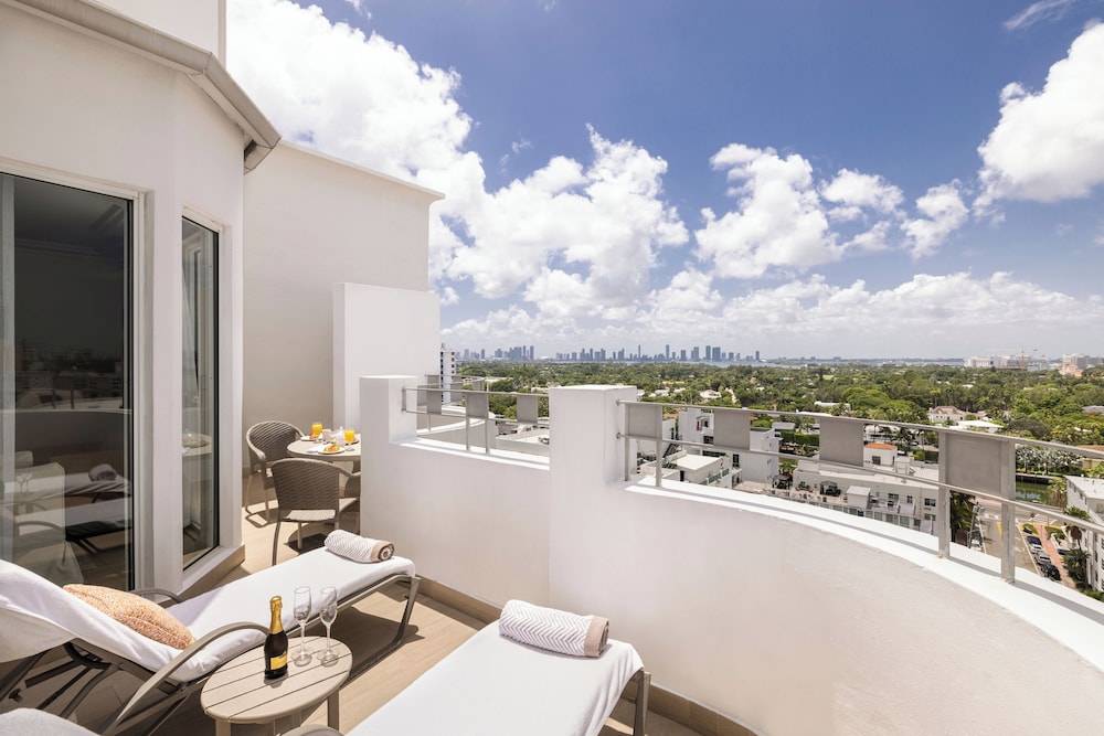 Junior Suite, 1 King Bed with Sofa bed, Balcony, City View thumbnail 6