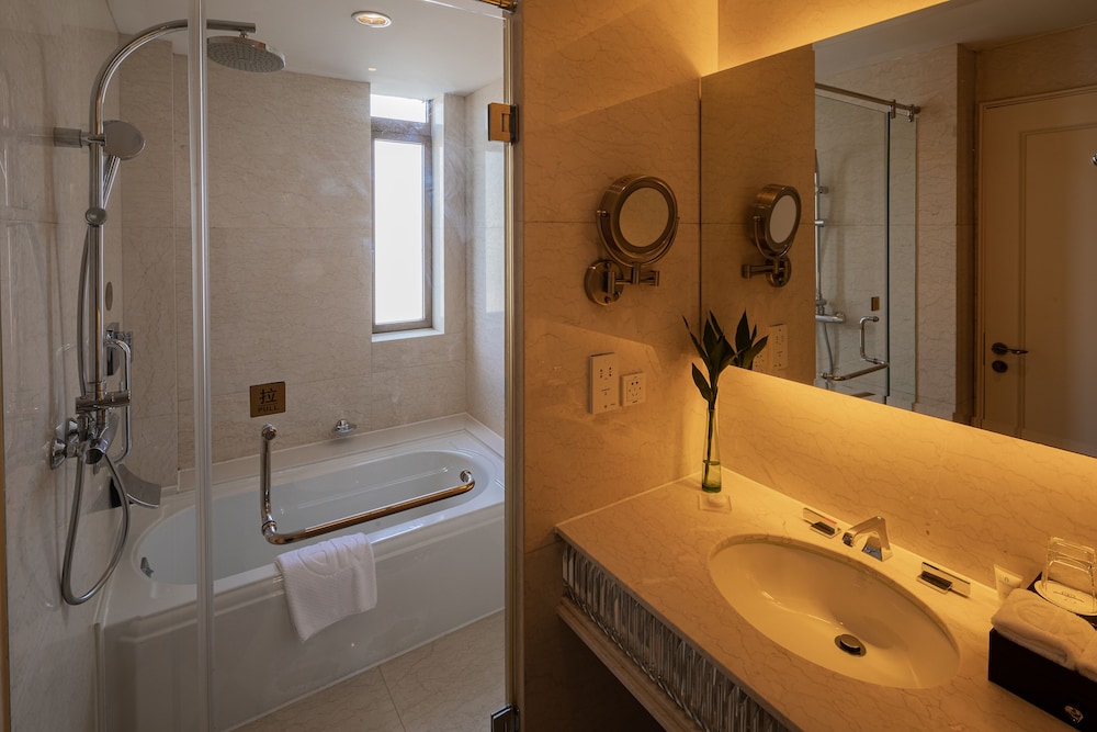 Executive Room, 1 King Bed, City View photo 2