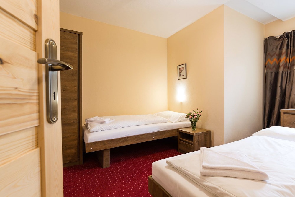 Quadruple Room, Non Smoking, Mountain View photo 3