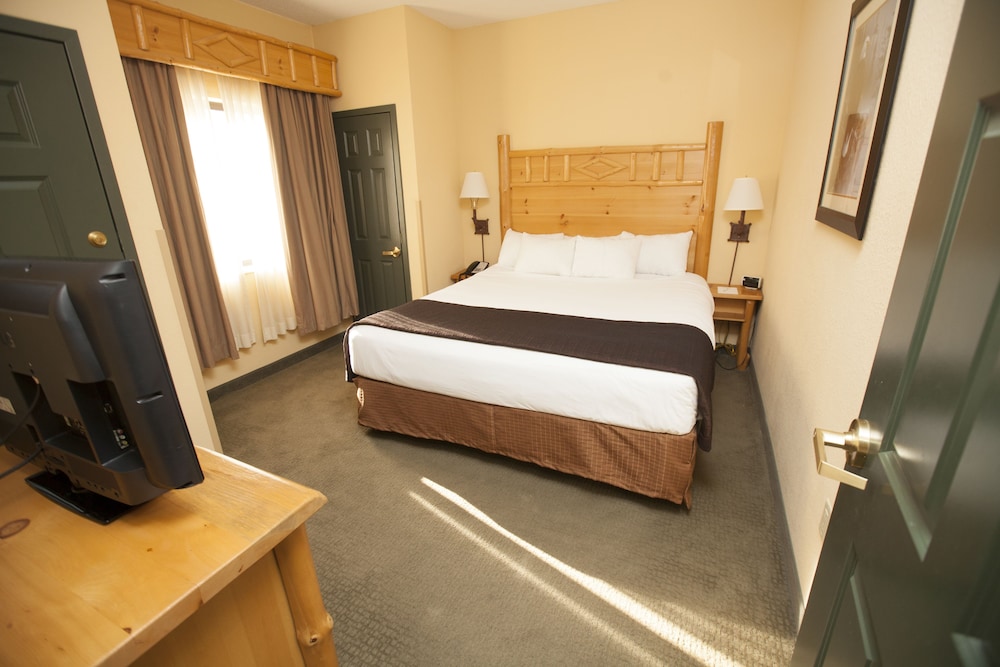 Luxury King Suite ADA Tub – Waterpark Included photo 3