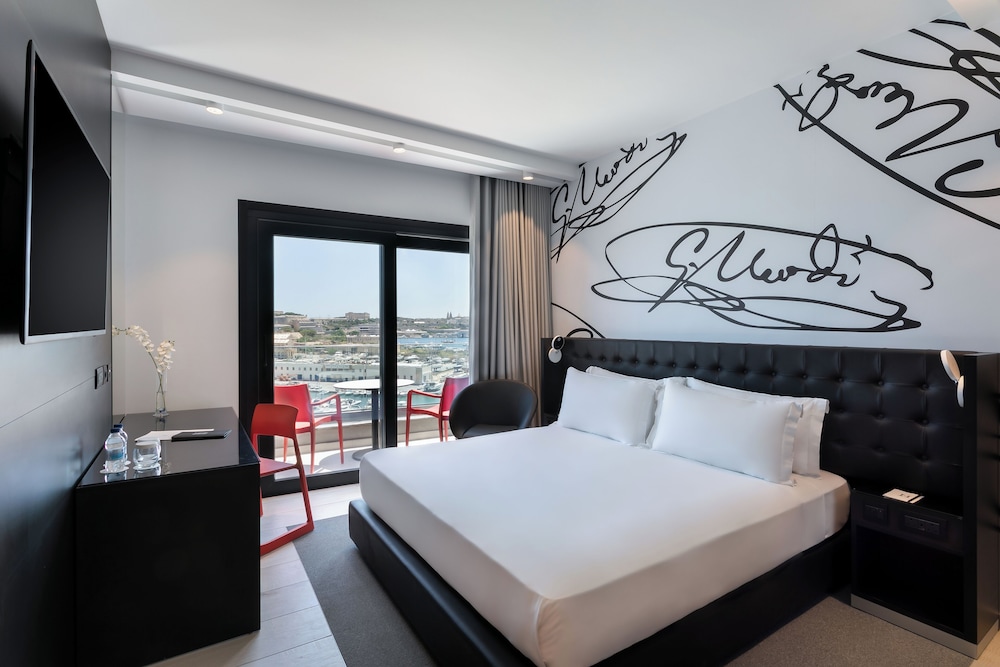 Deluxe Room (King) - Photo 1