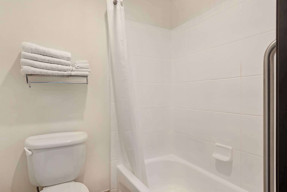 Suite, 1 King Bed, Non Smoking, Jetted Tub - Photo 5