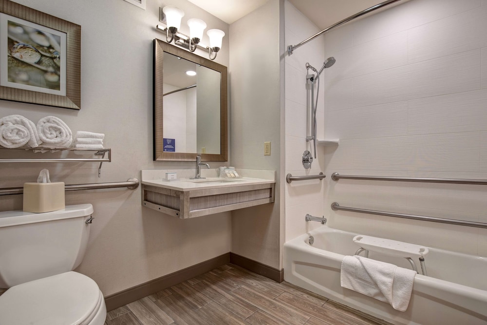 Room, 1 King Bed, Accessible (Hearing) - Photo 8