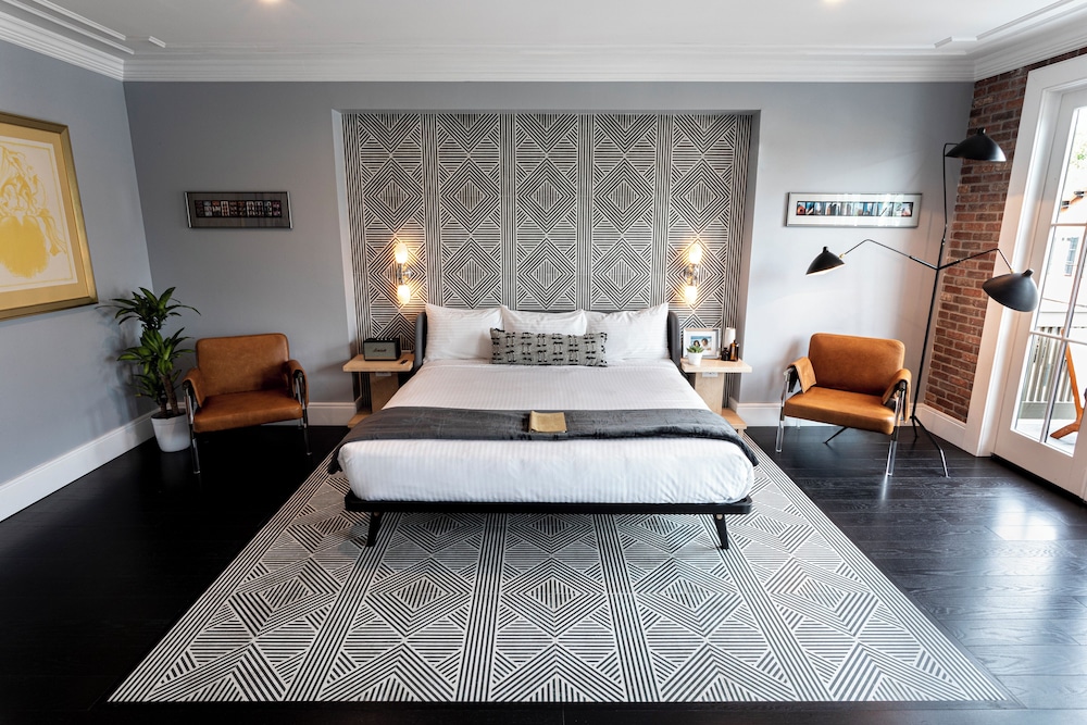 Signature Room, 1 King Bed photo 2
