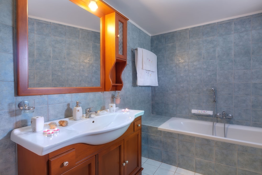 Traditional Ioannis Cottage with Ecological Heated Pool photo 2