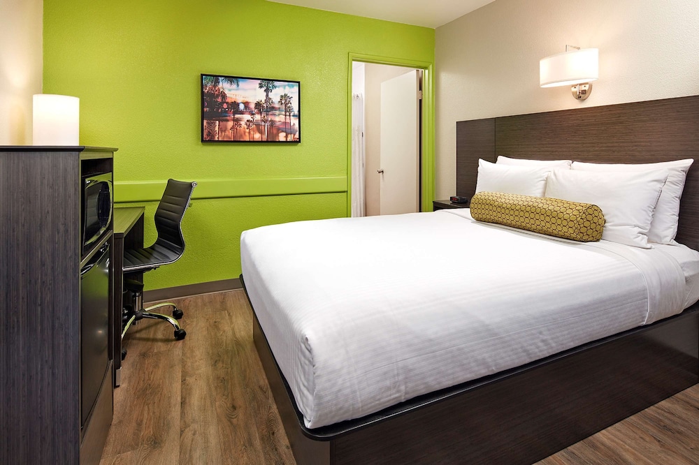 Standard Room, 1 Queen Bed, Non Smoking, Refrigerator & Microwave (Accessible Bathroom only) - Photo 3