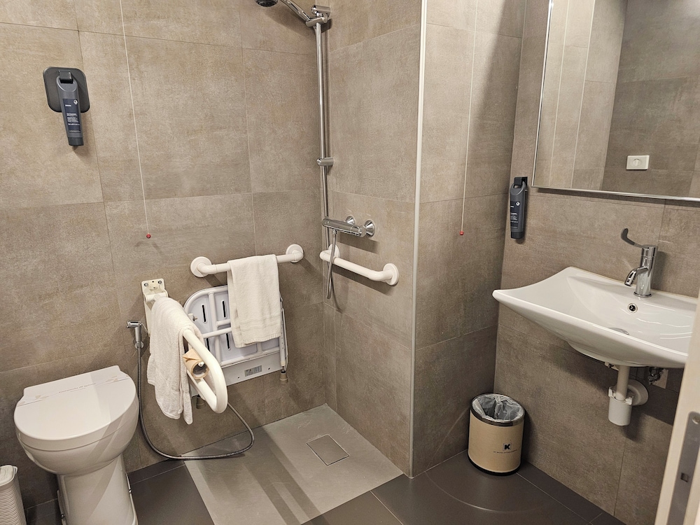 Double Room, Mobility Accessible - Photo 2