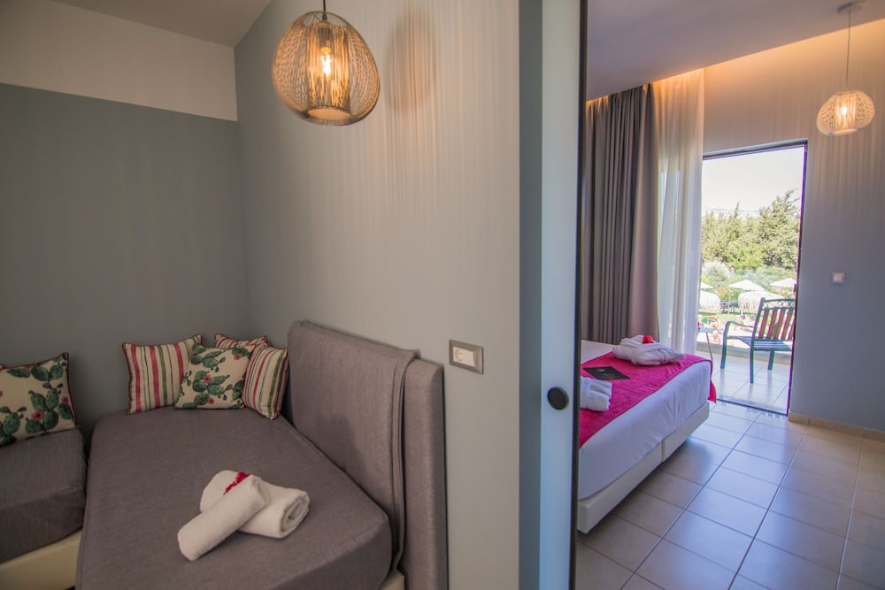 Deluxe Family Garden/Pool View