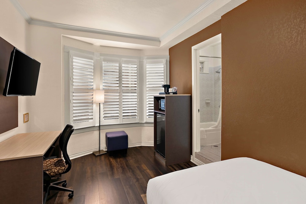 Standard Room, 1 Double Bed, Non Smoking, Refrigerator & Microwave - Photo 4