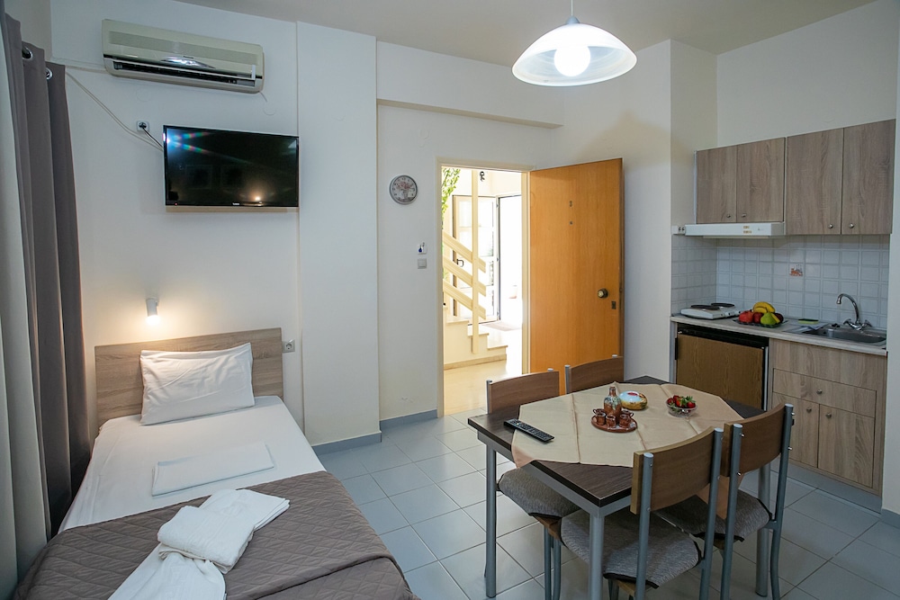 Economy Triple Room, 1 Bedroom, Non Smoking, Terrace photo 1