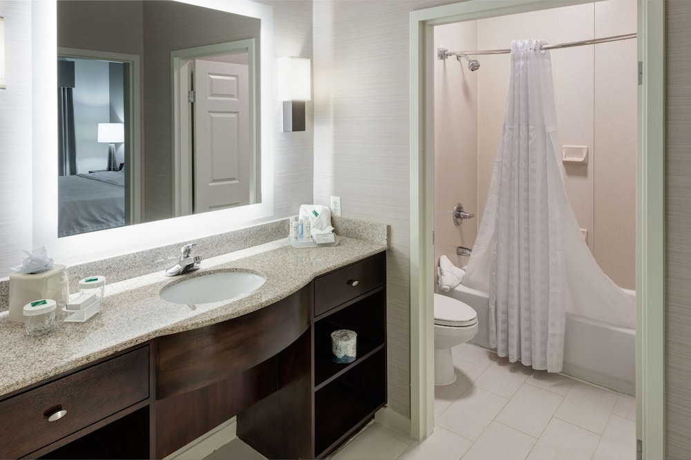 Suite, Accessible, Bathtub - Photo 9