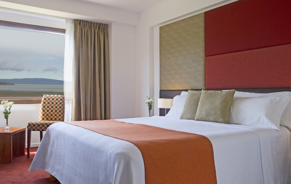 Deluxe Room, 1 Queen Bed, Lake View photo 2