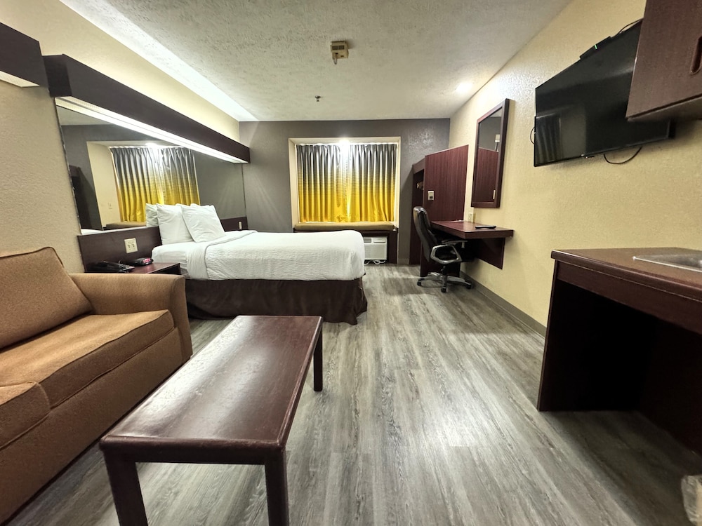Room, 1 Queen Bed, Accessible, Non Smoking (Mobility/Hearing Impaired) - Photo 4