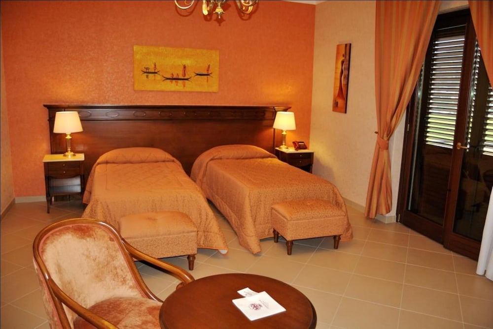 Standard Double or Twin Room - Photo 6