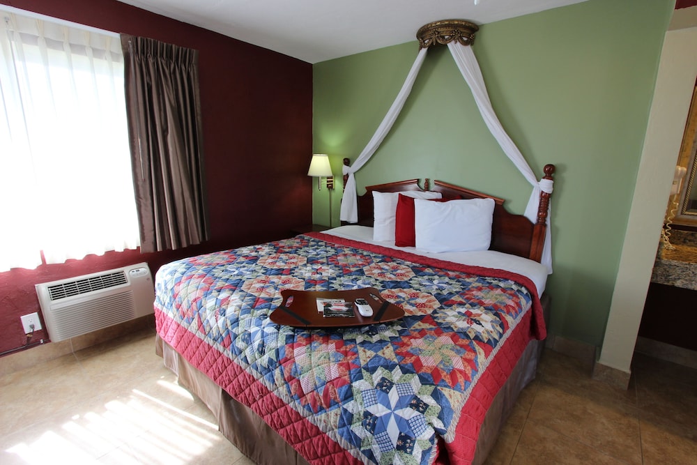 Standard Room, 1 King Bed, Non Smoking, Pool View photo 2
