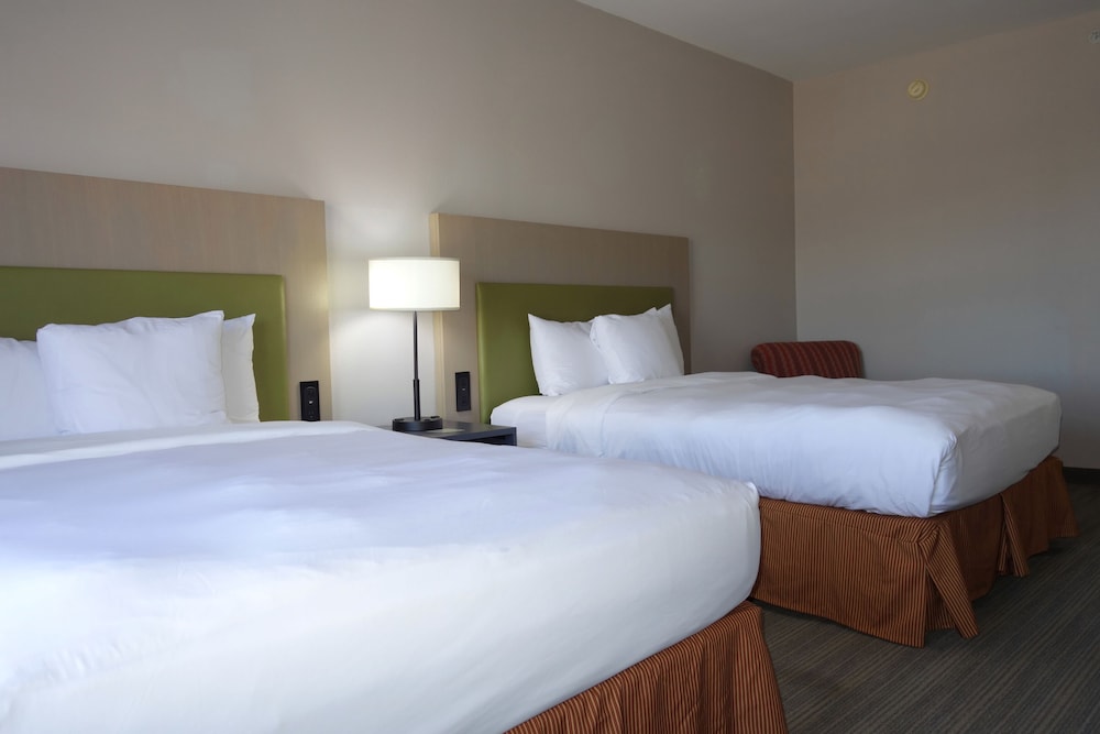 Premium Room, 2 Queen Beds, Non Smoking - Photo 3